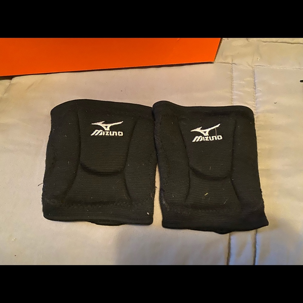 Non skid mizuno volley ball shoes and knee pads